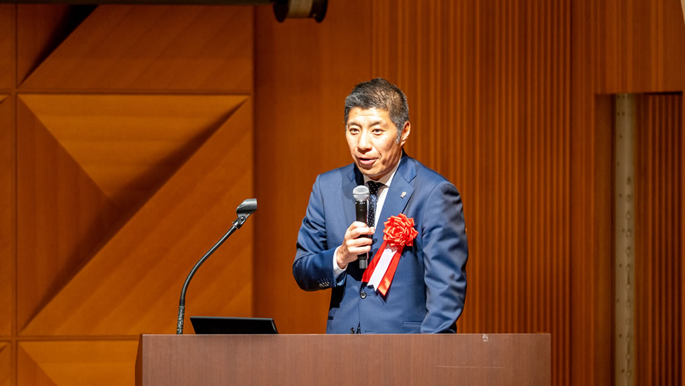 事例発表を行う森智広四日市市長の写真